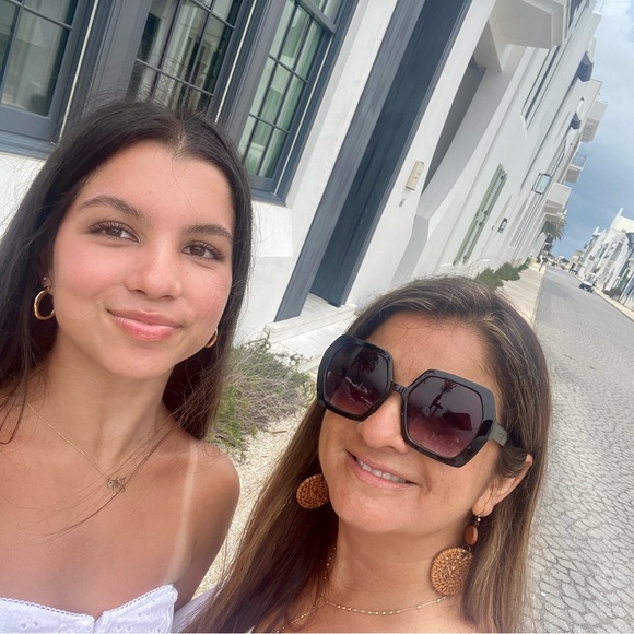 Meet your Posher, Evelyn - Picture 3 of 4